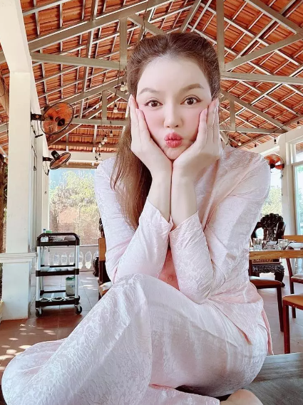 Lý Nhã Kỳ cũng chia sẻ, cô không sợ thời gian, bởi thời gian trôi qua sẽ khiến cô tích lũy được nhiều kinh nghiệm, tình cảm, tri thức. Chính những điều đó đã tạo nên vẻ đẹp đằm thắm, quyến rũ của người phụ nữ (Ảnh: Facebook nhân vật). Lý Nhã Kỳ tên thật là Trần Thị Thanh Nhàn, sinh năm 1982. Dù không qua trường lớp diễn xuất nhưng cô có được sự may mắn trong nghệ thuật, nổi danh qua các bộ phim truyền hình, điện ảnh, đặc biệt là phim Kiều Nữ Và Đại Gia (2008).