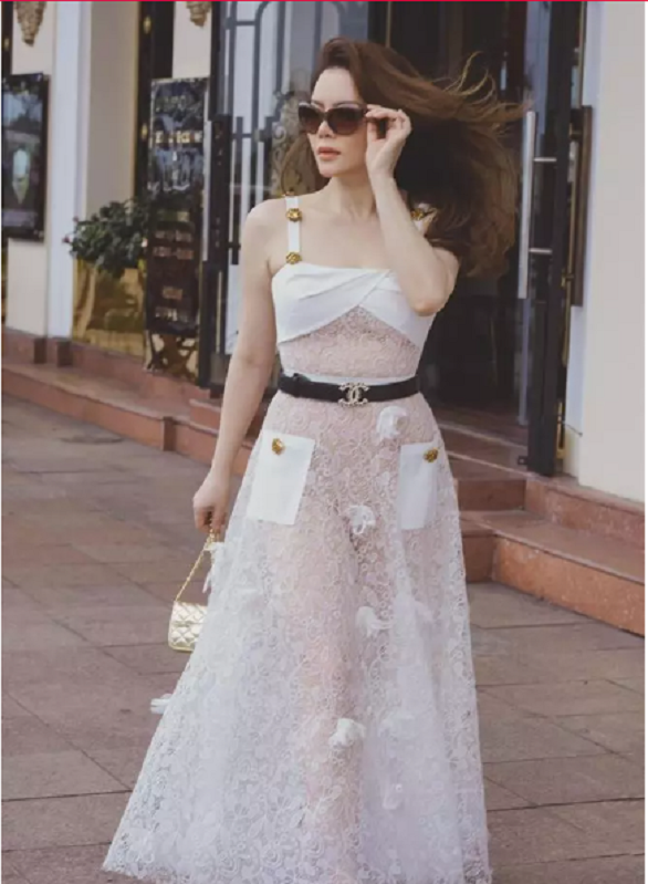 Những năm qua, Lý Nhã Kỳ ít đóng phim mà nhận được sự quan tâm từ khán giả chủ yếu bởi độ giàu có, xa hoa của mình. Nhiều người còn gọi cô là "nữ hoàng kim cương".