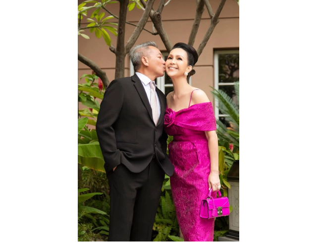 Trong số các mỹ nhân màn ảnh Việt đình đám một thời, Diễm My 6X có lẽ là người viên mãn nhất khi đang có cuộc sống hạnh phúc bên chồng con. Đó cũng là lý do mà cô vẫn giữ được nhan sắc trẻ đẹp.