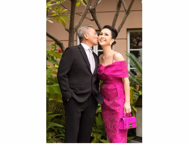 Trong số các mỹ nhân màn ảnh Việt đình đám một thời, Diễm My 6X có lẽ là người viên mãn nhất khi đang có cuộc sống hạnh phúc bên chồng con. Đó cũng là lý do mà cô vẫn giữ được nhan sắc trẻ đẹp.