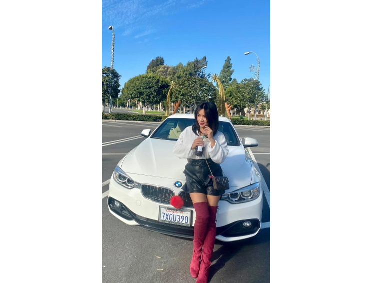 Hiện tại, "biểu tượng sexy màn ảnh Việt" đang có cuộc sống hạnh phúc, bình yên bên gia đình tại Mỹ. Dù rất lâu không hoạt động showbiz, Y Phụng vẫn thu hút nhiều sự quan tâm từ khán giả.