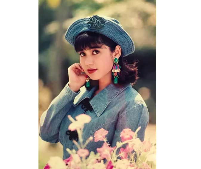 Là mỹ nhân cùng thời với Diễm Hương, "người đẹp Tây Đô" Việt Trinh được biết đến là một nghệ sĩ đa tài khi cô là một diễn viên, MC và đạo diễn. Người đẹp sinh năm 1972 sở hữu nhan sắc xinh đẹp và lối diễn xuất duyên dáng nên cô từng "làm mưa làm gió" màn ảnh Việt một thời gian dài.