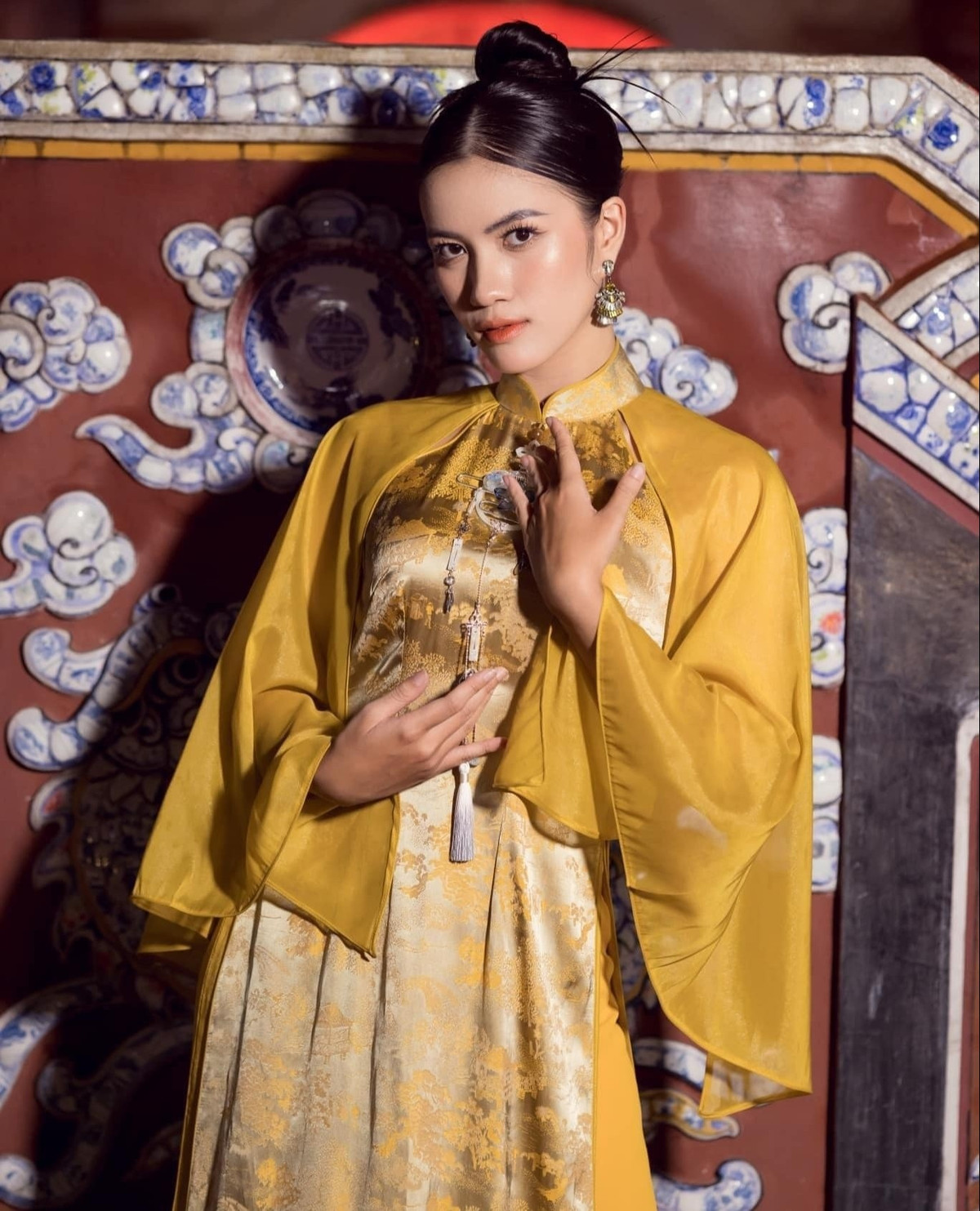 Trương Quí Minh Nhàn gây ấn tượng với trình độ IELTS 8.0, là cựu học sinh trường THPT chuyên Quốc Học Huế. Trước khi thi hoa hậu, cô là Á khôi I Miss &amp; Mr UD 2022 - Tìm kiếm Đại sứ Sinh viên Đại học Đà Nẵng. Minh Nhàn có thành tích học tập tốt, tuy nhiên nhan sắc chưa thực sự nổi bật.