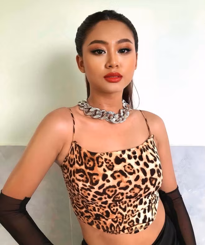 Phạm Thị Như gây chú ý với nhan sắc được nhận xét giống Hoa hậu Phạm Hương ở vài góc chụp. Theo như giới thiệu, cô gái 21 tuổi từng giành danh hiệu Á khôi 4 Đại học Nam Cần Thơ 2023 và một số giải thưởng liên quan đến bộ môn điền kinh.