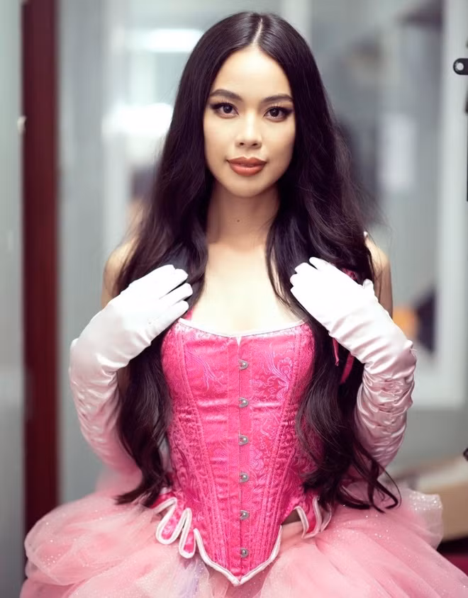 Sau màn hô tên bị chê lố ở mùa đầu, ban tổ chức cho biết thí sinh Miss Grand Vietnam 2023 sẽ hô tên tiết chế hơn. Ngoài ra, mùa thi năm nay cũng có một số thay đổi khác. Trong ảnh là thí sinh Phạm Thị Ánh Vương, sinh năm 2002, từng lọt top 30 Hoa hậu các Dân tộc Việt Nam 2022. Miss Grand Vietnam 2023 nhằm tìm kiếm cô gái chiến thắng giành suất tham dự Miss Grand International - một trong 6 cuộc thi nhan sắc lớn thế giới. Ngày 2/7, vòng sơ khảo ở TP.HCM sẽ diễn ra. Chung khảo toàn quốc được tổ chức vào ngày 23/8, và ngày 27/8 là thời điểm diễn ra chung kết.