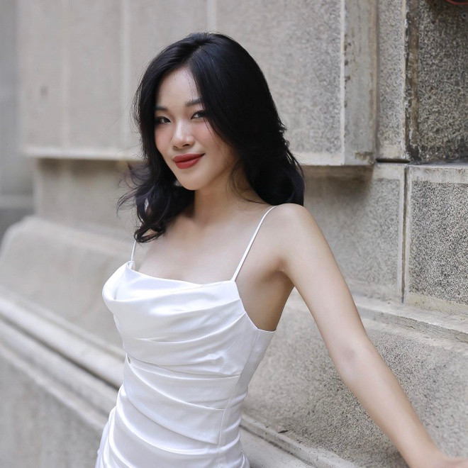 Miss Grand Vietnam là sân chơi tạo cơ hội cho nhiều thí sinh có kinh nghiệm. Do đó, khán giả dễ bắt gặp những gương mặt cũ xuất hiện. Nguyễn Uyên Nhi sinh năm 2003, đến từ TP.HCM, vừa thử sức ở Miss World Vietnam 2023 và dừng chân ở top 59.