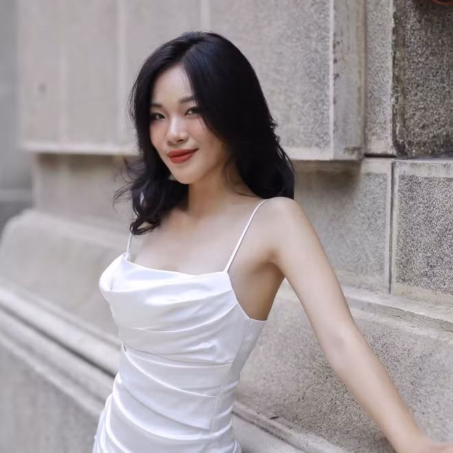 Miss Grand Vietnam là sân chơi tạo cơ hội cho nhiều thí sinh có kinh nghiệm. Do đó, khán giả dễ bắt gặp những gương mặt cũ xuất hiện. Nguyễn Uyên Nhi sinh năm 2003, đến từ TP.HCM, vừa thử sức ở Miss World Vietnam 2023 và dừng chân ở top 59.