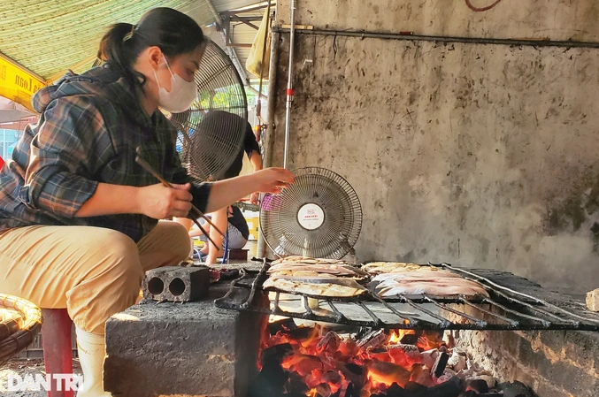 Nghề ôm lò than đỏ rực trong nắng nóng 40 độ Nghe om lo than do ruc trong nang nong 40 do