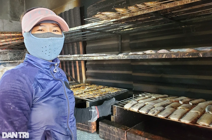 Nghề ôm lò than đỏ rực trong nắng nóng 40 độ - Hình 3 Nghe om lo than do ruc trong nang nong 40 do-Hinh-3