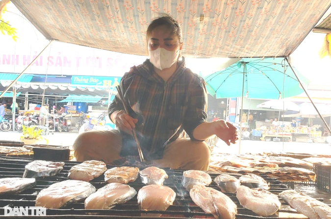 Nghề ôm lò than đỏ rực trong nắng nóng 40 độ - Hình 2 Nghe om lo than do ruc trong nang nong 40 do-Hinh-2