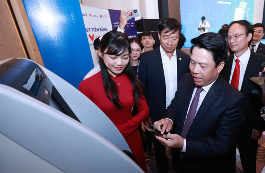 Rut tien lien ngan hang trong ATM khong can the