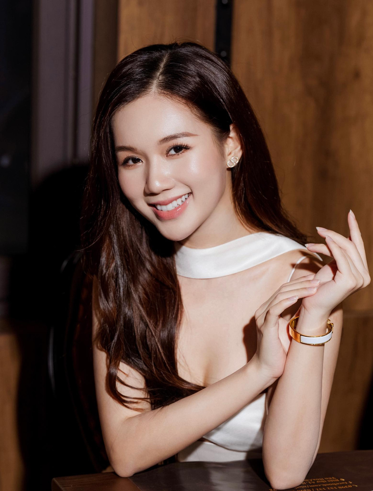 Là gương mặt mới trên phim giờ vàng của VTV, Ngọc Anh ngay khi xuất hiện đã gây chú ý với vai y tá Ngọc rất gợi cảm. Ngoài đời, Ngọc Anh cũng nổi tiếng với cách ăn mặc sexy.