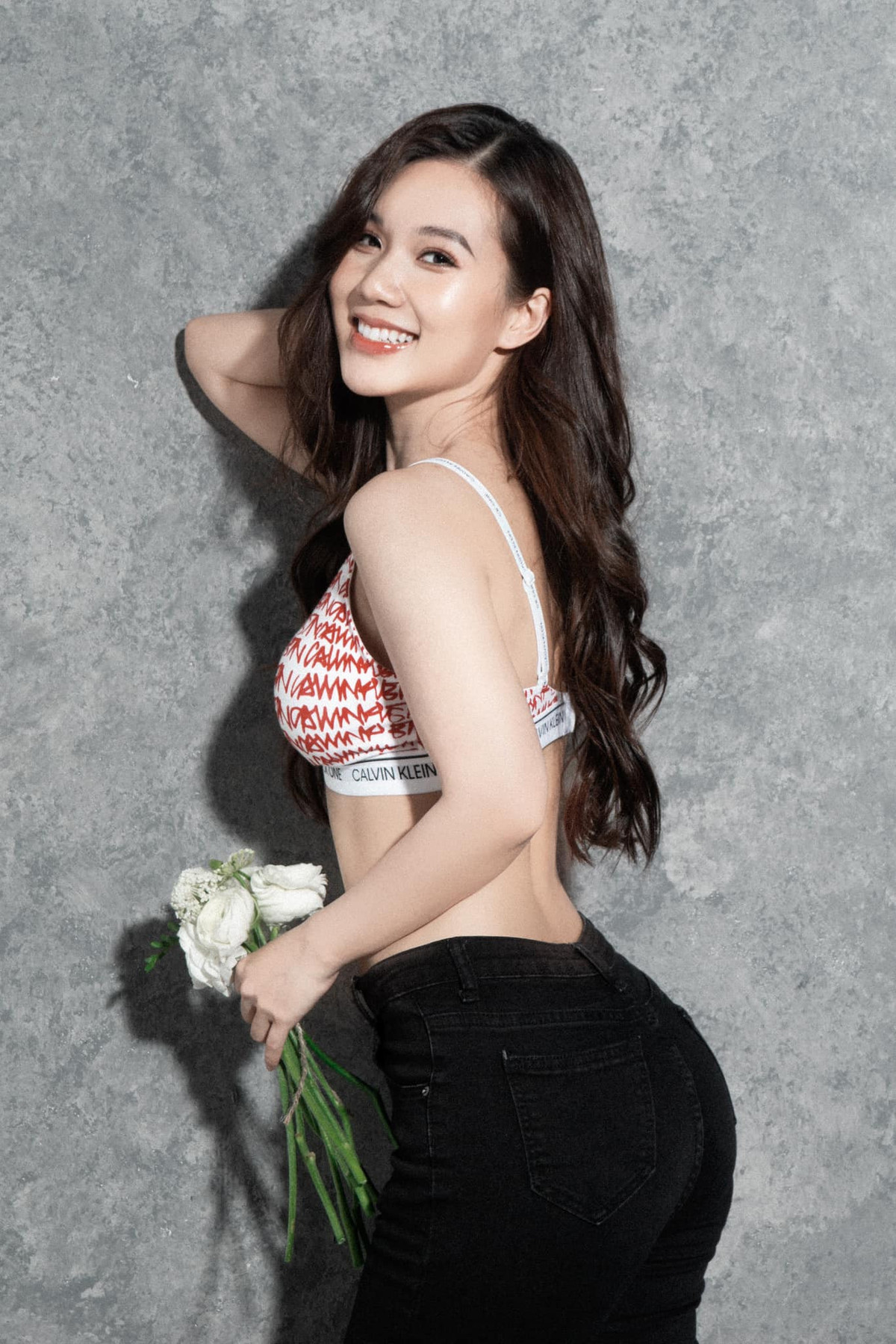 Dù nhiều bức hình của cô bị nhận xét gợi cảm quá đà, không ít bức hình bị chỉ trích nhưng Ngọc Anh luôn phản hồi một cách văn minh.