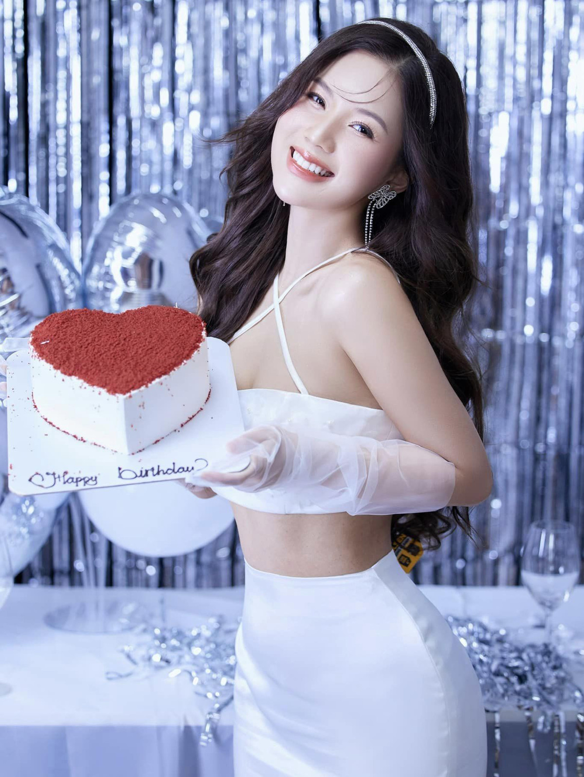 Bộ phim đánh dấu sự trở lại màn ảnh của Ngọc Anh sau vai nữ chính gây tranh cãi của 'Phố trong làng' phát sóng cách đây hơn 1 năm. Nữ diễn viên vừa đón sinh nhật lần thứ 28 hồi đầu tháng 2.