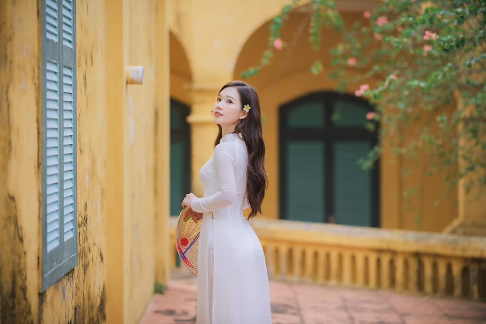 Dù chọn áo dài kín đáo, Ngọc Anh vẫn khoe được đường cong quyến rũ. Ngọc Anh chia sẻ vai diễn mới trong Gia đình mình vui bất thình lình là nhân vật phản diện và hơi đáng ghét nên "mong mọi người chửi nhẹ nhàng thôi ạ, em mong manh lắm".