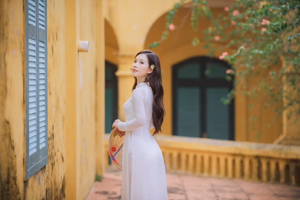 Dù chọn áo dài kín đáo, Ngọc Anh vẫn khoe được đường cong quyến rũ. Ngọc Anh chia sẻ vai diễn mới trong Gia đình mình vui bất thình lình là nhân vật phản diện và hơi đáng ghét nên "mong mọi người chửi nhẹ nhàng thôi ạ, em mong manh lắm".