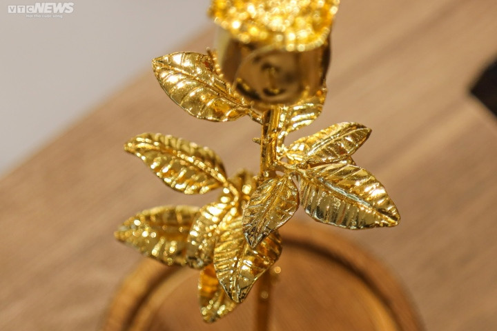 Lá hoa hồng được chế tác tỉ mỉ với gân lá sắc nét tự nhiên, thân hoa không thể thiếu những chiếc gai – biểu tượng của sự mạnh mẽ.