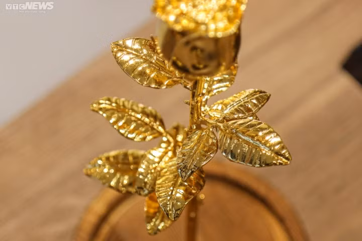 Lá hoa hồng được chế tác tỉ mỉ với gân lá sắc nét tự nhiên, thân hoa không thể thiếu những chiếc gai – biểu tượng của sự mạnh mẽ.