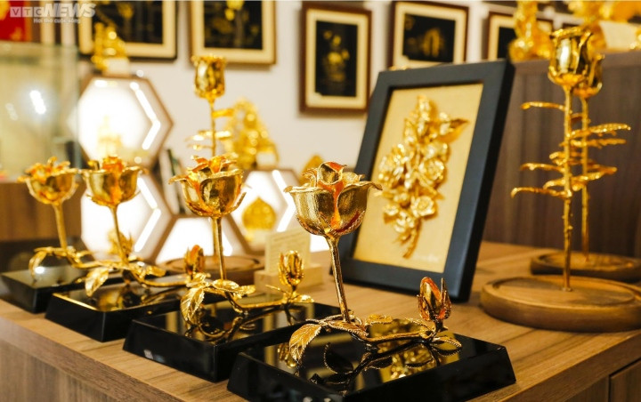 Gần đến ngày lễ tình yêu Valentine 14/2, các sản phẩm hoa hồng mạ vàng 24k được nhiều khách hàng tìm mua để làm quà tặng độc, lạ cho người yêu.