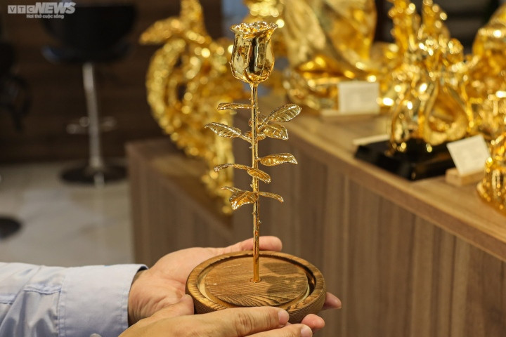 Bông hồng mạ vàng biểu trưng cho một tình yêu mãnh liệt, thủy chung, bền vững.