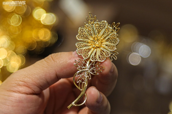 Ngoài ra, những sản phẩm về vàng khác như trâm cài áo, vòng, nhẫn...cũng thu hút khách hàng mua làm quà dịp 14/2.