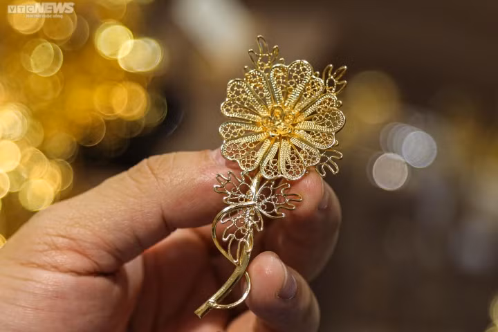 Ngoài ra, những sản phẩm về vàng khác như trâm cài áo, vòng, nhẫn...cũng thu hút khách hàng mua làm quà dịp 14/2.
