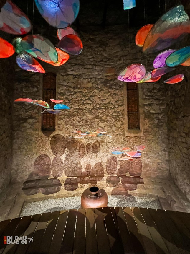 "Rì-viu" triển lãm ở tháp nước Hàng Đậu: Xếp hàng cả tiếng - Hình 2 Ảnh: Đi đâu Đức ơi