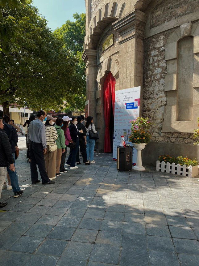 "Rì-viu" triển lãm ở tháp nước Hàng Đậu: Xếp hàng cả tiếng - Hình 4 Ảnh: FB Lê Quỳnh Anh