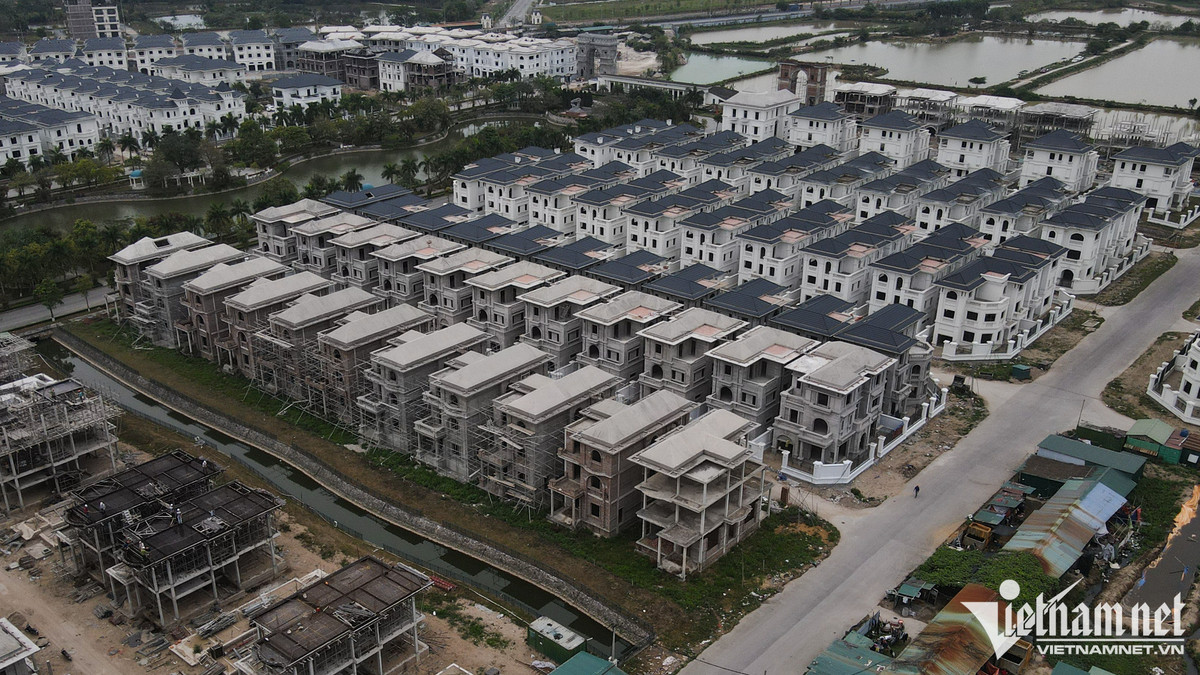 Những căn nhà đắt đỏ này chỉ mới được xây xong phần thô.