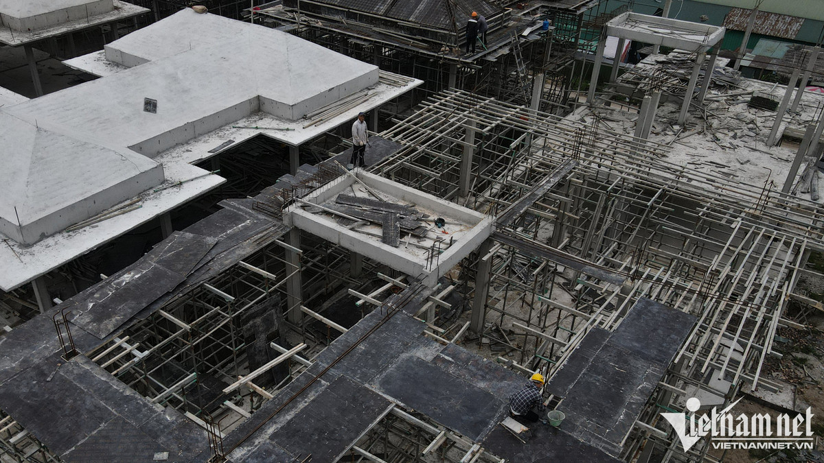 Hiện, bên trong lác đác có sự hoạt động của công nhân.