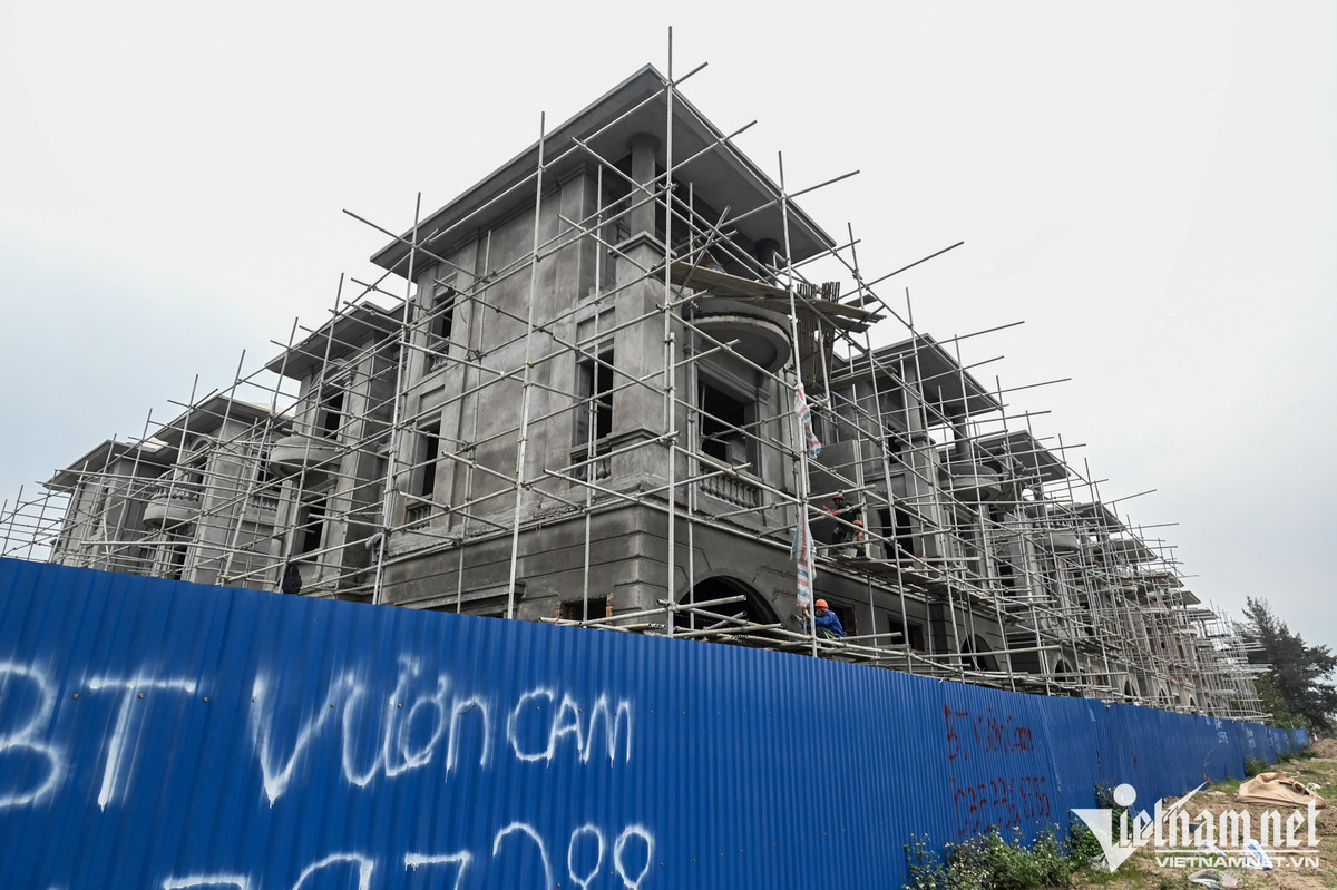 Dù hạ tầng như hiện tại, mức giá bất động sản vẫn rất cao. Một số người môi giới cho hay, mỗi căn biệt thự khoảng 200 - 300m2 có giá dao động từ 10 - 20 tỷ đồng.