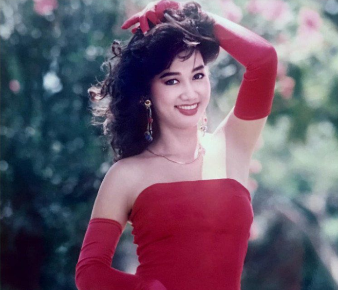 "Nữ hoàng ảnh lịch" U60 đi biển toàn mê đồ xuyên thấu