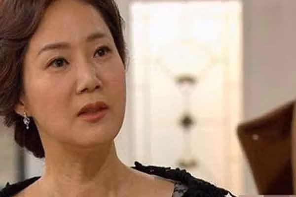 Sinh con xong, tôi ôm chặt mẹ chồng khóc, cảm ơn bà Sinh con xong, toi om chat me chong khoc, cam on ba