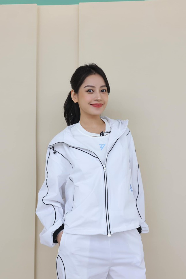 Nếu như ở tập 1, Chi Pu tha hồ diện váy áo điệu đà lộng lẫy khi đến khách sạn, tới trường quay chào hỏi mọi người, chụp poster hay quay trailer giới thiệu thí sinh thì sang tập 2, đa số là cảnh luyện tập cùng đồng đội nên Chi Pu cũng ăn mặc đơn giản, năng động hơn. 