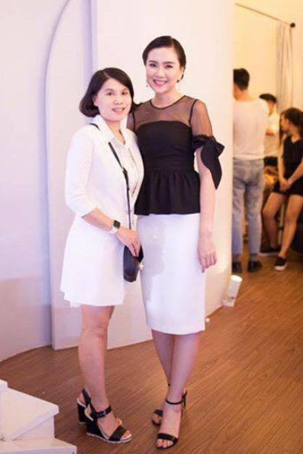 Dù là con một nhưng Mai Ngọc bảo bố mẹ cô không quá chiều mà ngược lại rất nghiêm khắc với con từ việc học tập, sinh hoạt và giao tiếp với bạn bè. Khi học chuyên tiếng Trung trường Ams, Hà Nội, với chiều cao vượt trội và gương mặt ưa nhìn, Mai Ngọc liên tục xuất hiện trên các tờ báo Hoa học trò trong vai trò người mẫu ảnh.