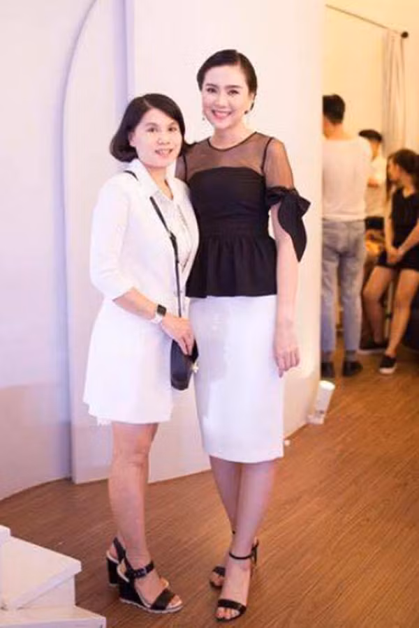 Dù là con một nhưng Mai Ngọc bảo bố mẹ cô không quá chiều mà ngược lại rất nghiêm khắc với con từ việc học tập, sinh hoạt và giao tiếp với bạn bè. Khi học chuyên tiếng Trung trường Ams, Hà Nội, với chiều cao vượt trội và gương mặt ưa nhìn, Mai Ngọc liên tục xuất hiện trên các tờ báo Hoa học trò trong vai trò người mẫu ảnh.