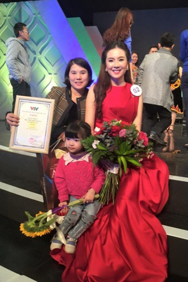 Được biết, Mai Ngọc sinh năm 1990 - Tốt nghiệp khoa Báo ảnh – Học viện Báo chí và Tuyên truyền. Cô là con một, bố mẹ cô không ai làm báo, nhưng rất ủng hộ công việc của con gái và luôn hỗ trợ con hoàn thành mong ước của mình. Năm 2015, ngoài những thành công trong con đường lựa chọn ở nhà đài, Mai Ngọc còn nhận danh hiệu Cô gái có nụ cười đẹp nhất tại cuộc thi Vẻ đẹp VTV do Đài truyền hình Việt Nam tổ chức.