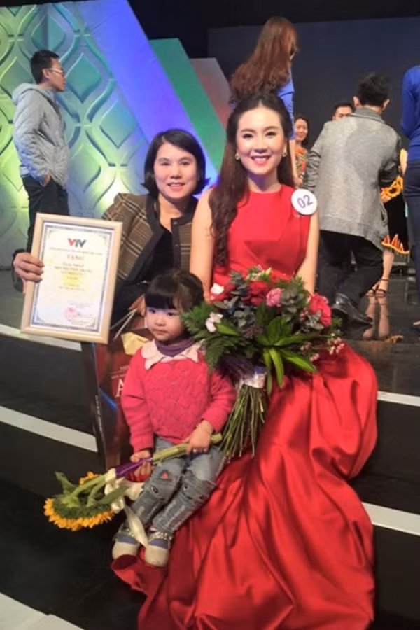 Được biết, Mai Ngọc sinh năm 1990 - Tốt nghiệp khoa Báo ảnh – Học viện Báo chí và Tuyên truyền. Cô là con một, bố mẹ cô không ai làm báo, nhưng rất ủng hộ công việc của con gái và luôn hỗ trợ con hoàn thành mong ước của mình. Năm 2015, ngoài những thành công trong con đường lựa chọn ở nhà đài, Mai Ngọc còn nhận danh hiệu Cô gái có nụ cười đẹp nhất tại cuộc thi Vẻ đẹp VTV do Đài truyền hình Việt Nam tổ chức.