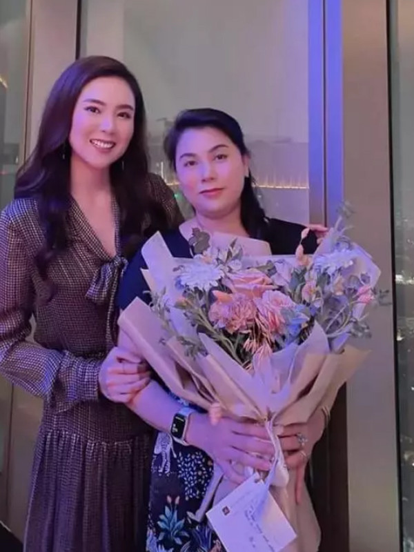 Được biết, mọi thành công của Mai Ngọc đều có sự chăm lo của mẹ ruột. Bà là người đã chăm lo cửa hàng, quản lý đội ngũ nhân viên giúp Mai Ngọc. Vì thế công việc của cô khá suôn sẻ.