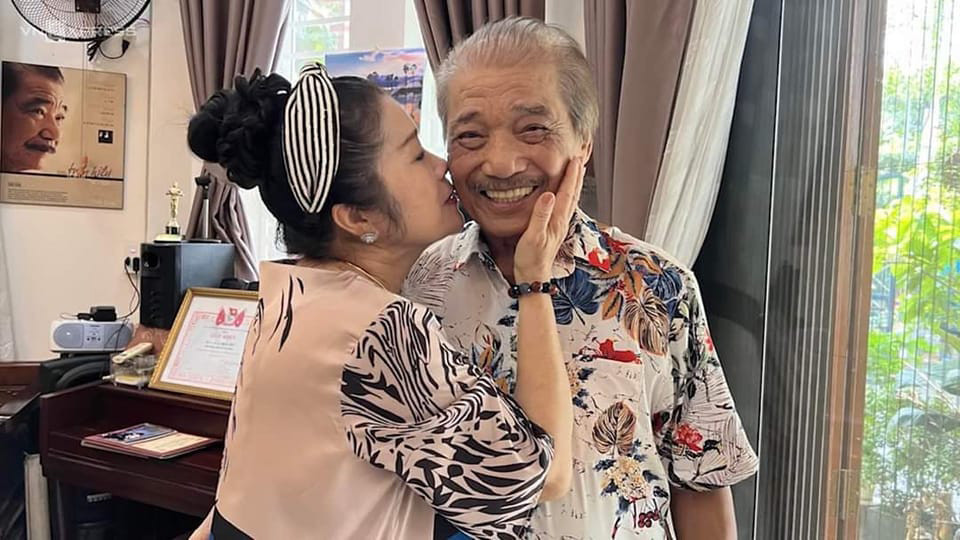 NSND Tran Hieu U90 van luyen thanh, duoc vo thu 3 cham nhu em be-Hinh-2