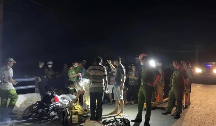 Tai nan lien hoan giua 3 xe may tren cau vuot, 2 nguoi tu vong