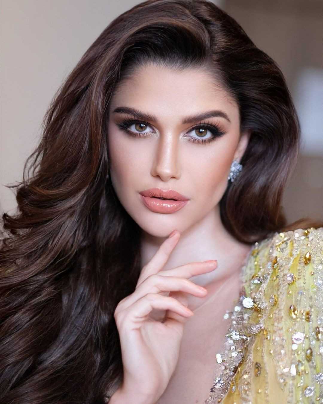 Isabella Menin năm nay 27 tuổi, là con lai mang hai dòng máu Brazil - Italia. Cô đại diện Brazil tham dự cuộc thi Hoa hậu Hòa bình Quốc tế 2022 tại Indonesia và đăng quang thuyết phục. Trong suốt quá trình tham dự cuộc thi, Isabella Menin thể hiện phong độ ổn định qua từng vòng thi, được truyền thông chú ý. Chiến thắng của cô tại Hoa hậu Hòa bình Quốc tế 2022 được cho là được lòng khán giả. Cô cũng là người đẹp Brazil đầu tiên giành được vương miện Miss Grand International.