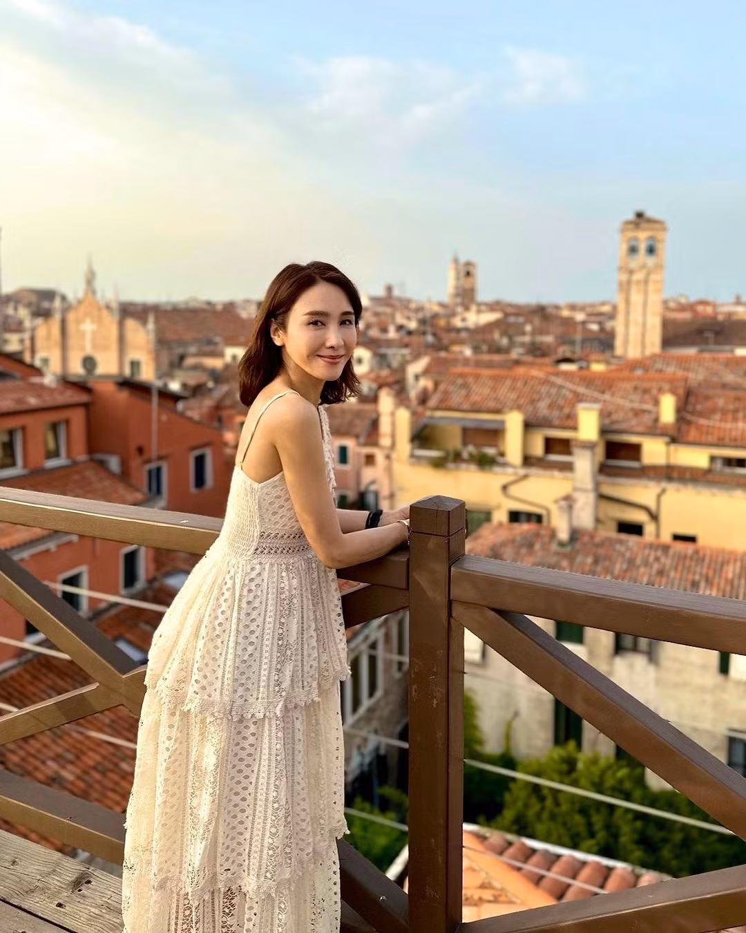 Không chỉ có ngoại hình "không tuổi", phong cách ăn mặc của Lê Tư cũng trẻ trung, hợp thời đại.