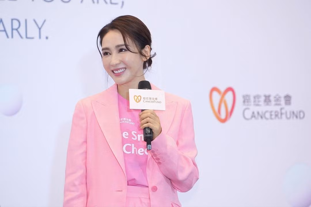 Trước đó, Lê Tư cũng gây chú ý khi tham gia lễ phát động Cách mạng hồng do Quỹ Ung thư Hong Kong (Trung Quốc) tổ chức. Cô kêu gọi phụ nữ yêu thương cơ thể mình, luôn chú ý đến sức khỏe và chủ động khám sức khỏe định kỳ.