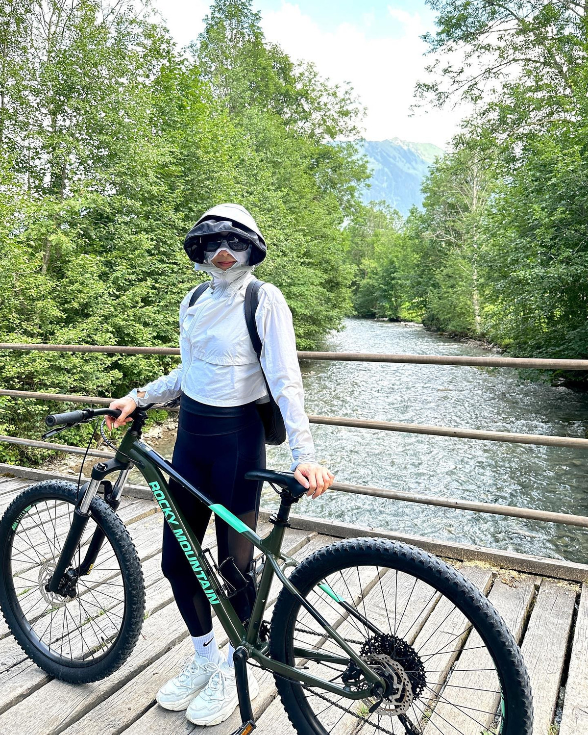 Người đẹp 7X yêu thích vận động và các hoạt động ngoài trời. Đó là một trong những bí quyết giúp cô giữ được tinh thần tốt và thân hình thon gọn như thuở đôi mươi.