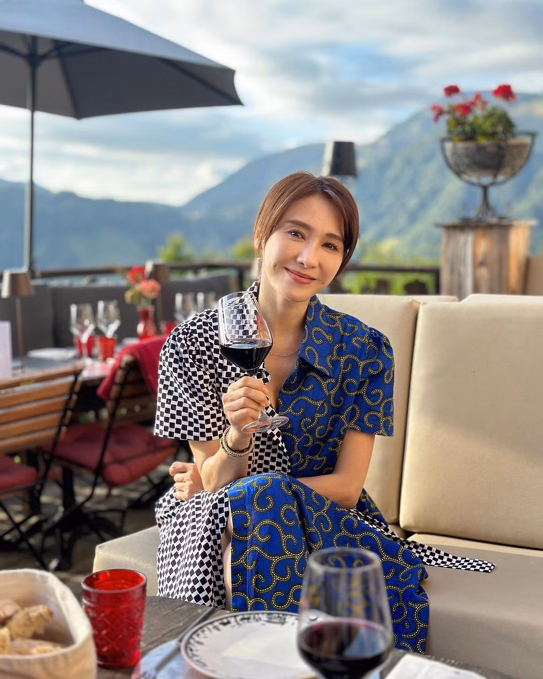 Bên cạnh công việc, nàng Triệu Mẫn dành nhiều thời gian hưởng thụ cuộc sống. Vài tháng qua, cô liên tục đăng ảnh về chuyến du lịch sang chảnh ở các nước châu Âu như Thụy Sỹ, Italy...