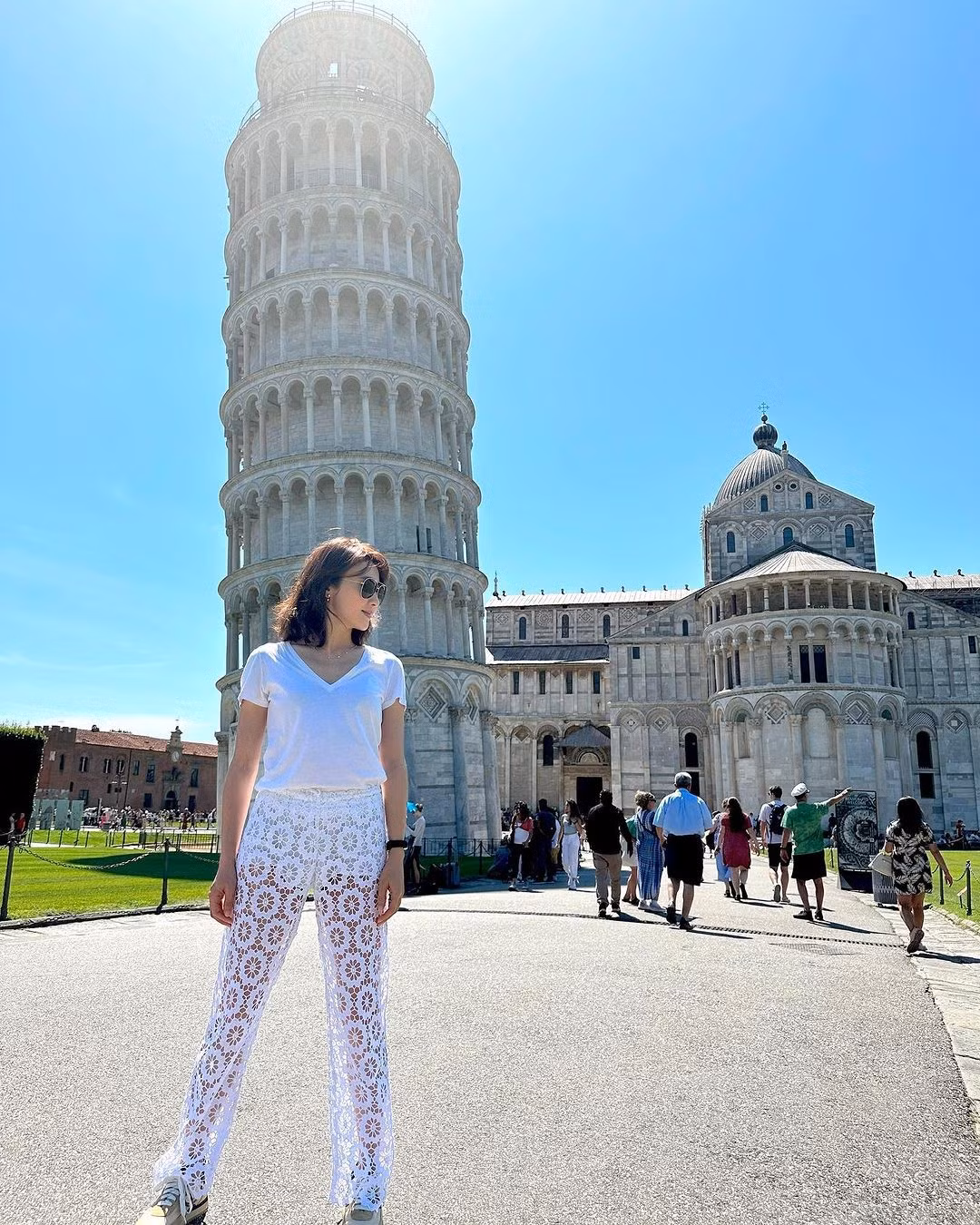 Có thể nói, Lê Tư là một trong những mỹ nhân trong thời kỳ hoàng kim của điện ảnh Hong Kong (thập niên 1980-1990) có cuộc sống viên mãn. Cô có gia đình nhỏ hạnh phúc bên chồng tỷ phú và ba con gái, cha mẹ khỏe mạnh, sự nghiệp thành công và giữ được phong độ nhan sắc.