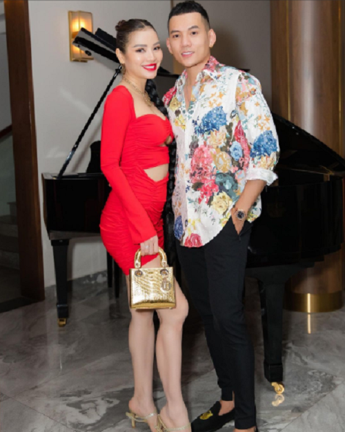 "Mẹ bầu" cá tính nhất showbiz Việt gọi tên Phương Trinh Jolie - Hình 2 Người đẹp thoải mái để lộ vòng hai sau khi thông báo đã mang bầu.