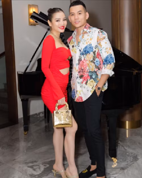 Người đẹp thoải mái để lộ vòng hai sau khi thông báo đã mang bầu.