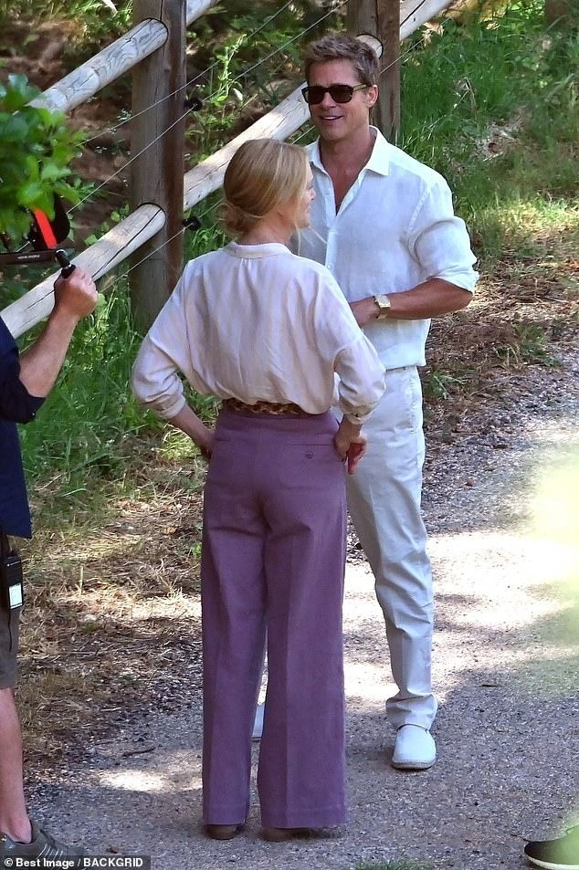 Màn tái xuất ấn tượng của chồng cũ Angelina Jolie khiến cư dân mạng "bấn loạn". Nhiều bình luận khen ngợi được để lại dưới loạt ảnh: "Anh ấy trông rất trẻ vì kiểu tóc gần như hoàn hảo - không quá dài cũng không quá ngắn. Trang phục gọn gàng, sạch sẽ. Thân hình cân đối, vừa vặn, không quá gầy, không quá béo", "Cạo râu và cắt tóc khiến anh ấy trông trở nên tuyệt vời một lần nữa", "Anh ấy là người đẹp trai nhất", "Kính râm cũng giúp anh ấy che bớt khuyết điểm tuổi tác", "Anh ấy vẫn tuyệt dù chụp cận cảnh và không cần bộ lọc", "Anh ấy giống như mới chỉ 40 tuổi. Tôi ngả mũ trước Brad Pitt", "Có vẻ anh ấy đang có cuộc sống hạnh phúc"...